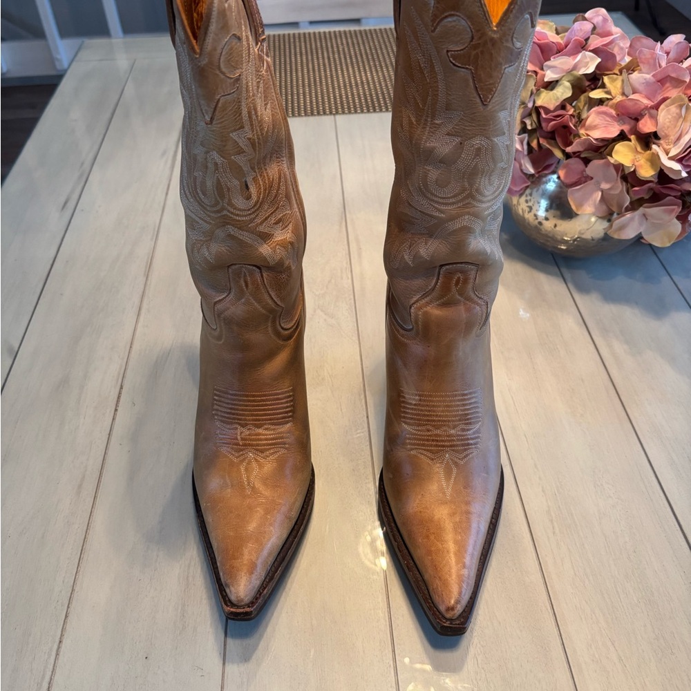 Tan Heeled Boots with Western Stitching
Boot runs 1/2 size larger